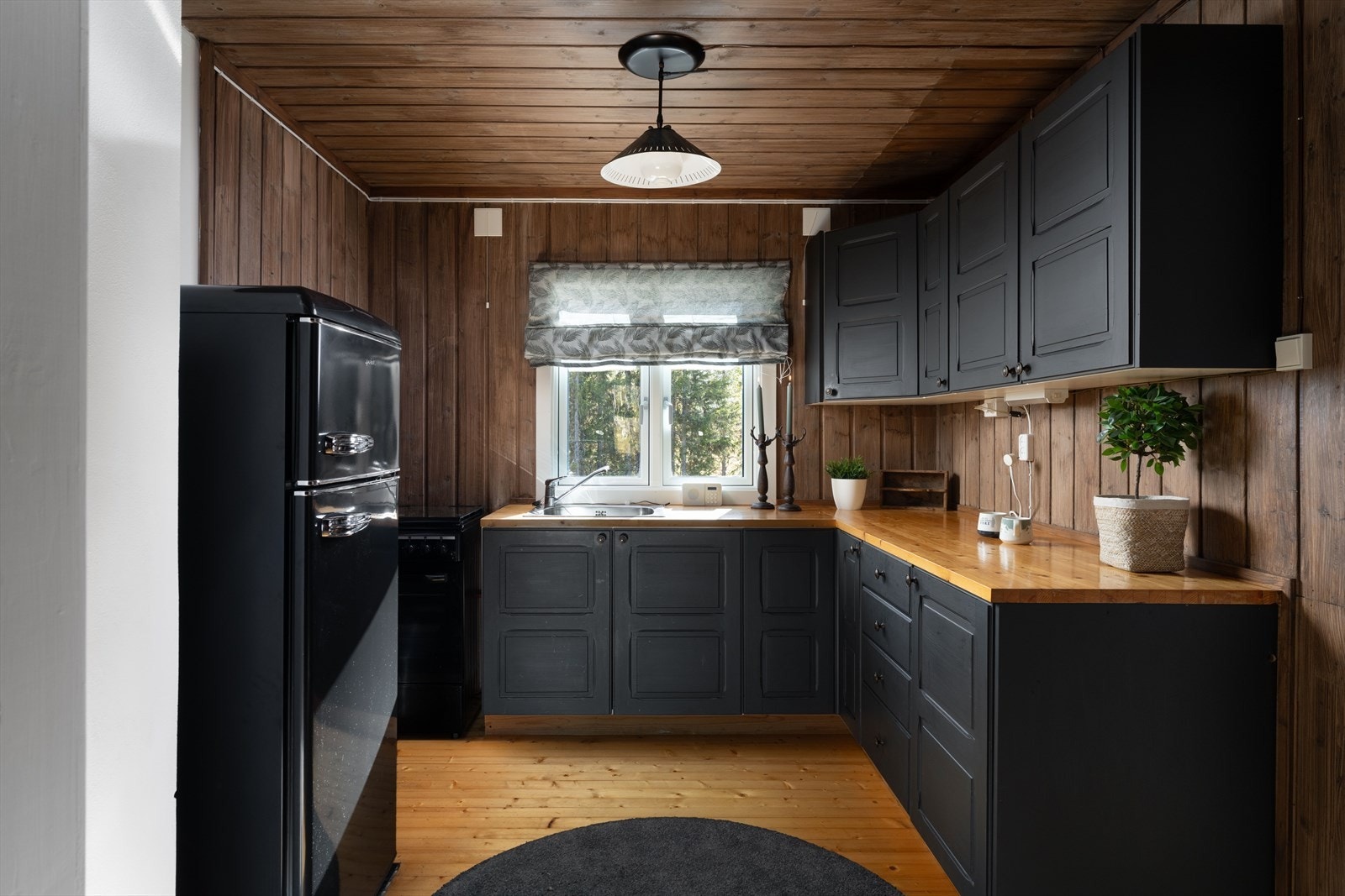 Kjøkken med profilerte fronter og heltre benkeplate. Galleribilde