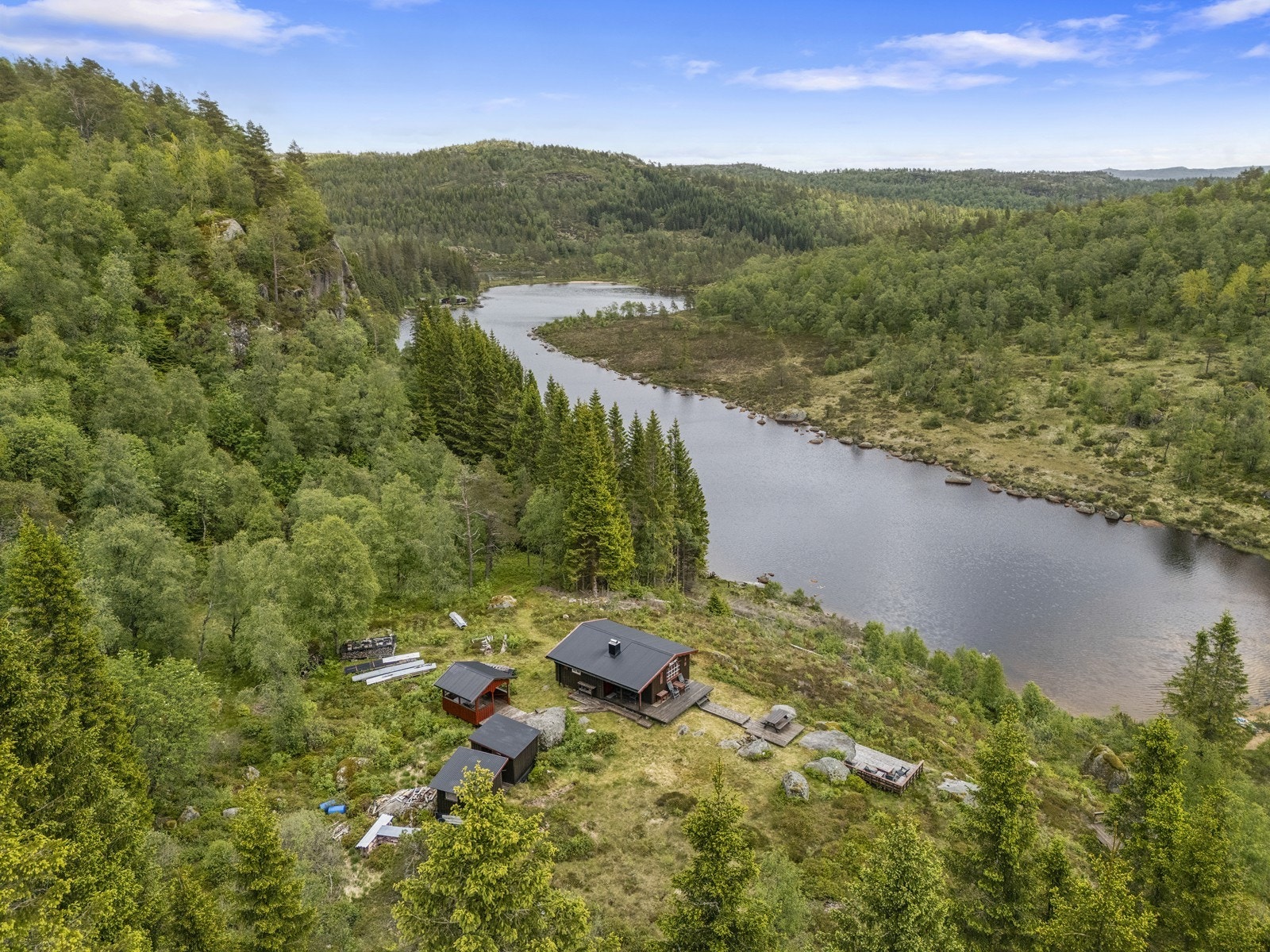 Unik beliggenhet med bare ca 50 meter ned til Undebergsvatn. Galleribilde