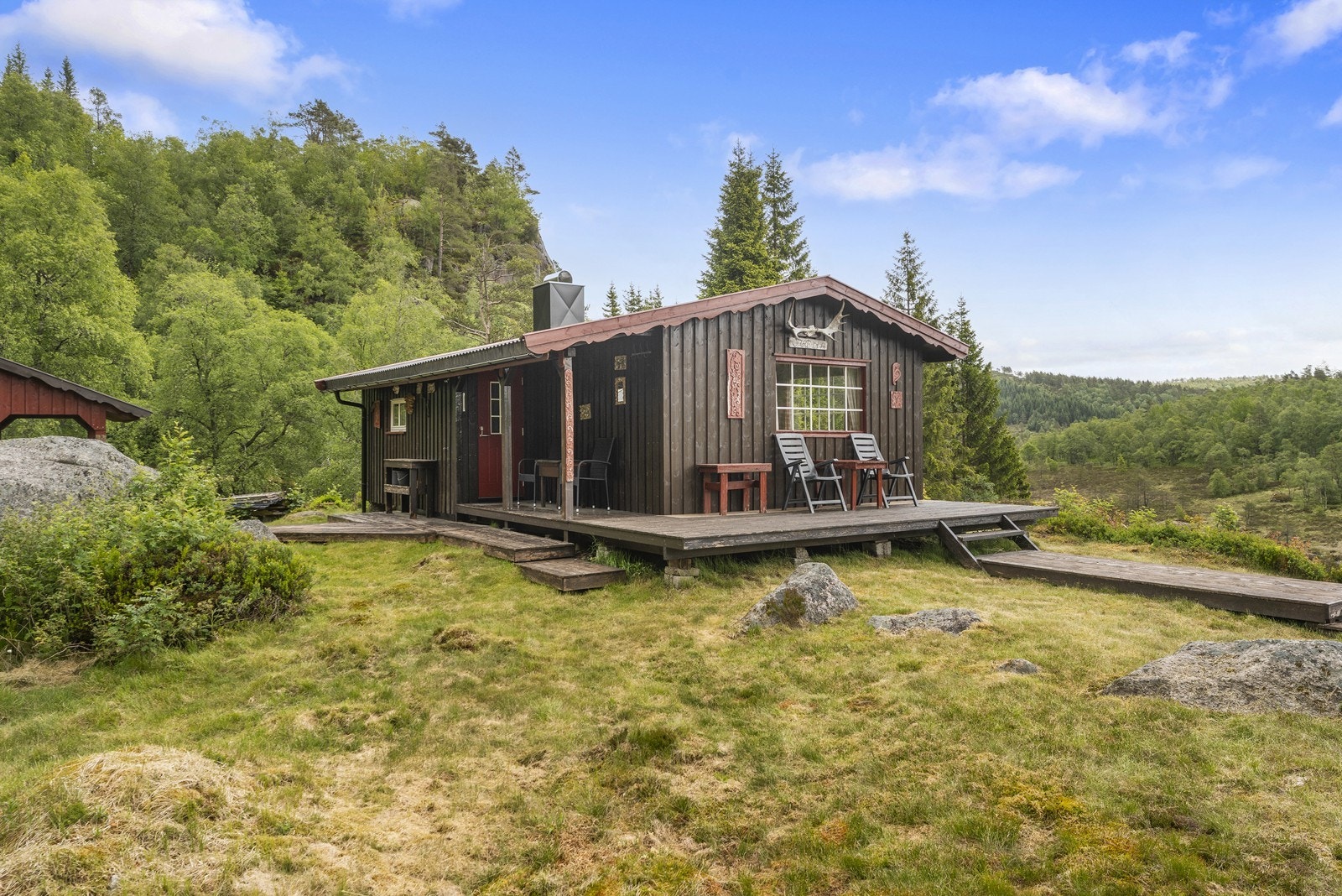 Grøntareal rundt hytta. Galleribilde