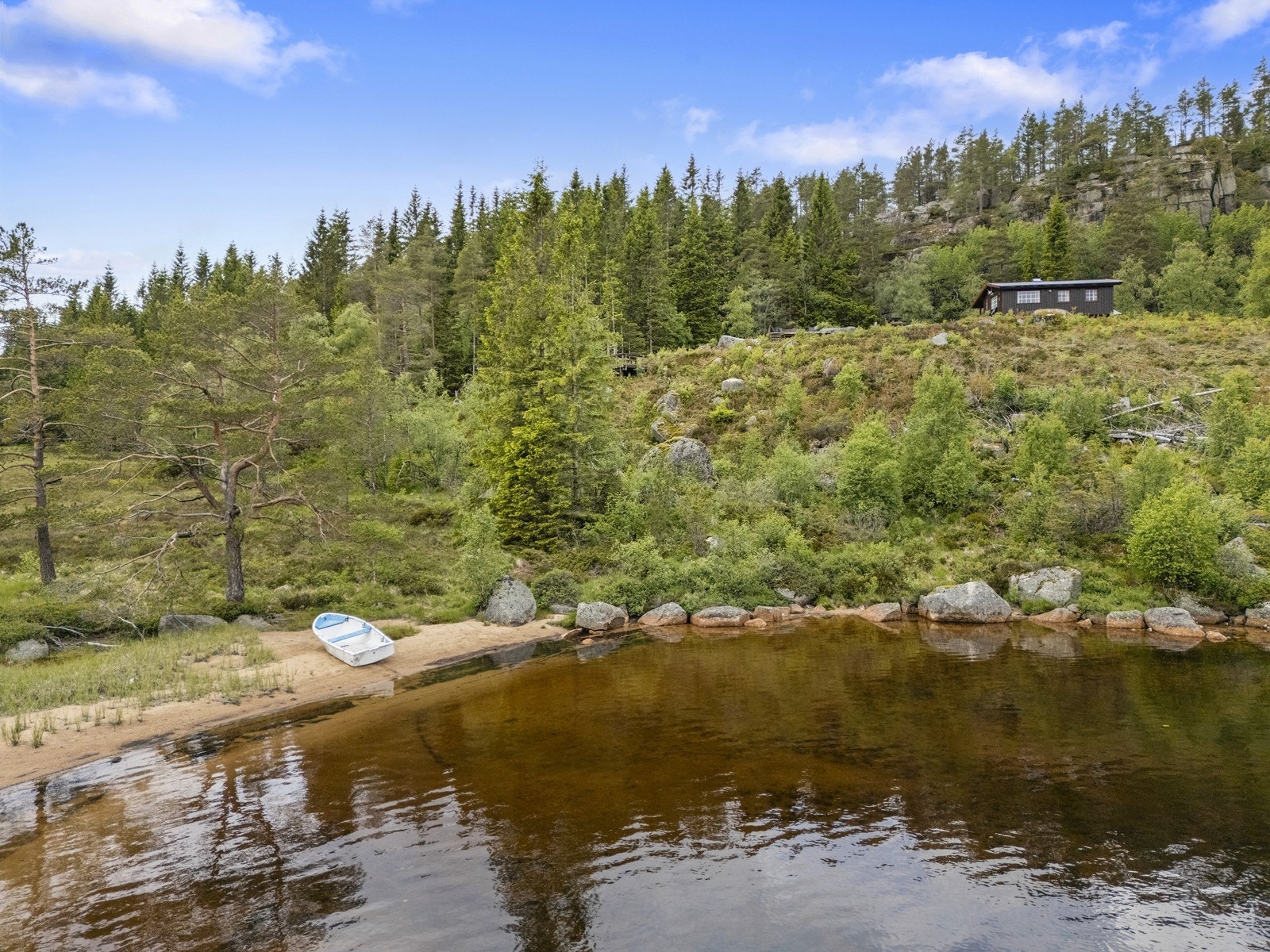 Like ved har man sin egen sandstrand. Galleribilde