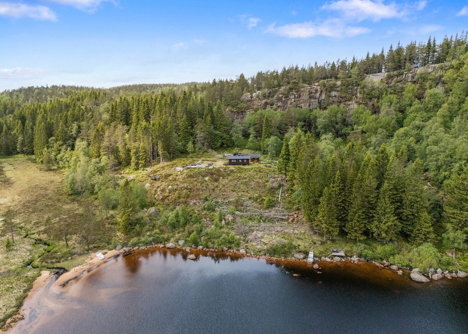 Eiendommen har vannlinje til både Undebergsvarn og Støvlevatn med fiskerett begge steder. Galleribilde