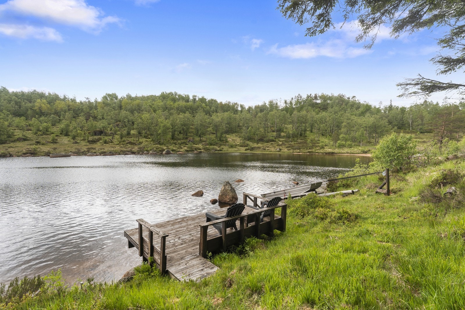 Nede ved vannet er det en liten brygge. Galleribilde