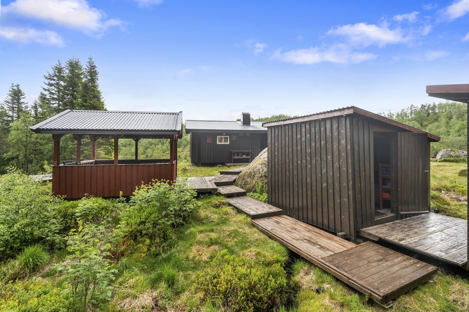 To boder og sommerstue. Terrassebord fra hytta og ned til boder. Galleribilde