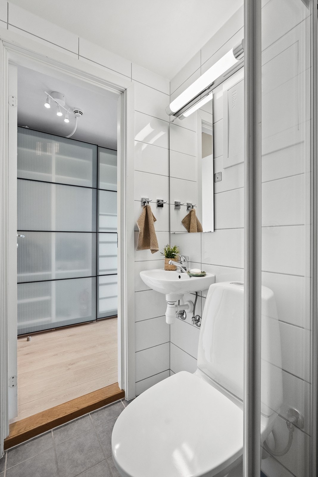 Badet er utstyrt med wc, dusjplass med vegger og servant med ettgreps blandebatteri. Galleribilde