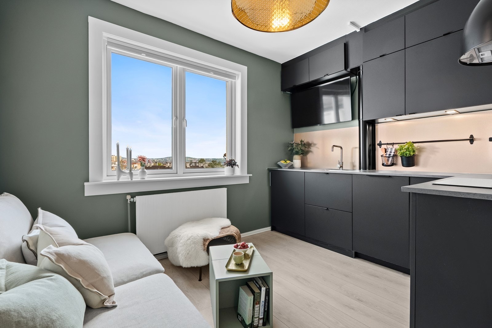 Den gode takhøyden gir en særdeles lys og luftig atmosfære. Galleribilde