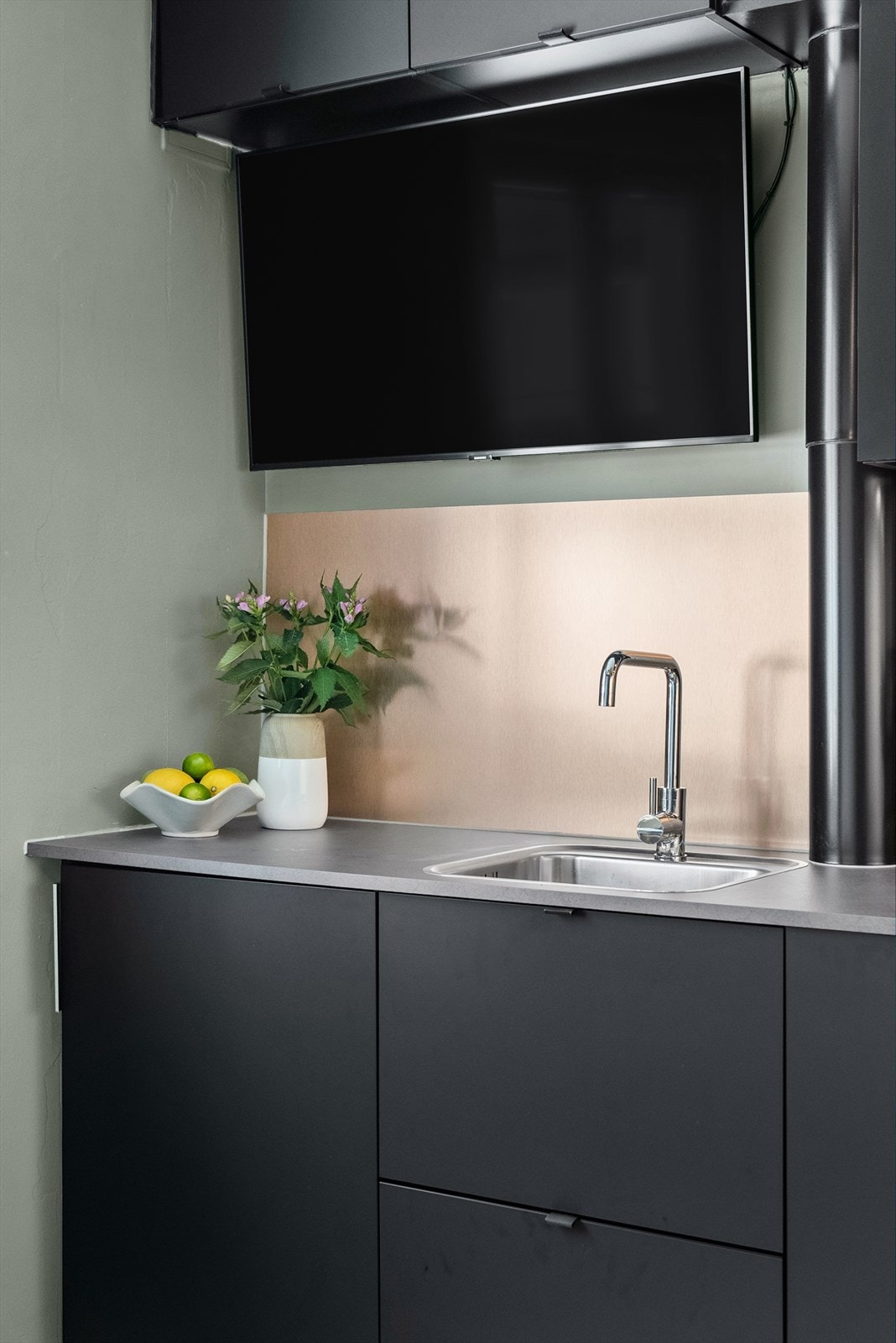 Praktisk belysning under overskap og kum med ettgreps blandebatteri. Galleribilde