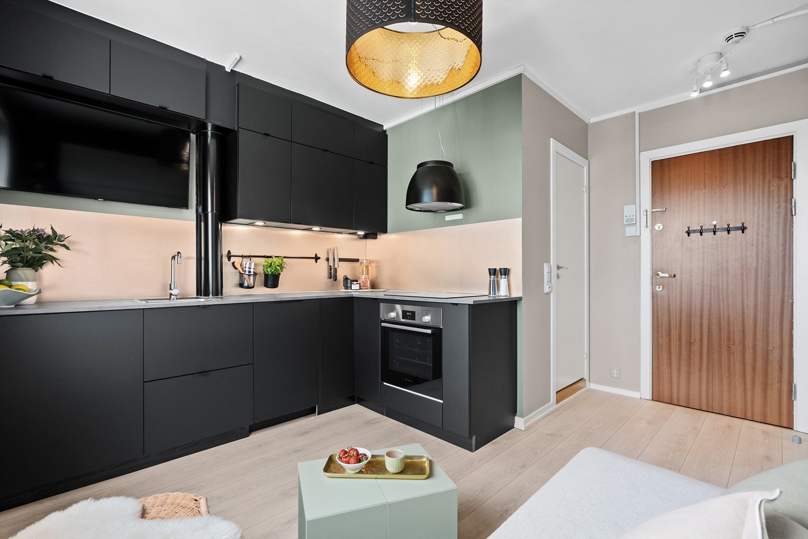 Kjøkkenet er utstyrt med integrert koketopp, stekeovn, kjøleskap og oppvaskmaskin. Galleribilde