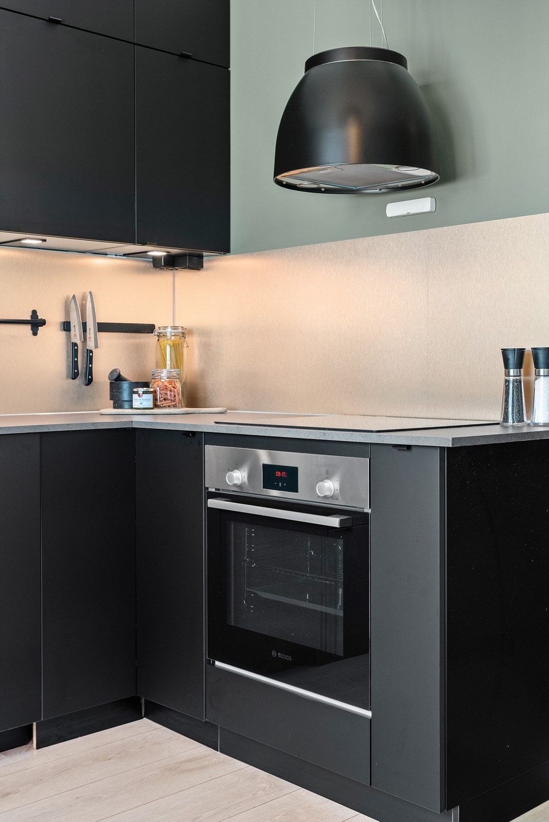 Over stekesonen er det installert kullfiltervifte. Galleribilde