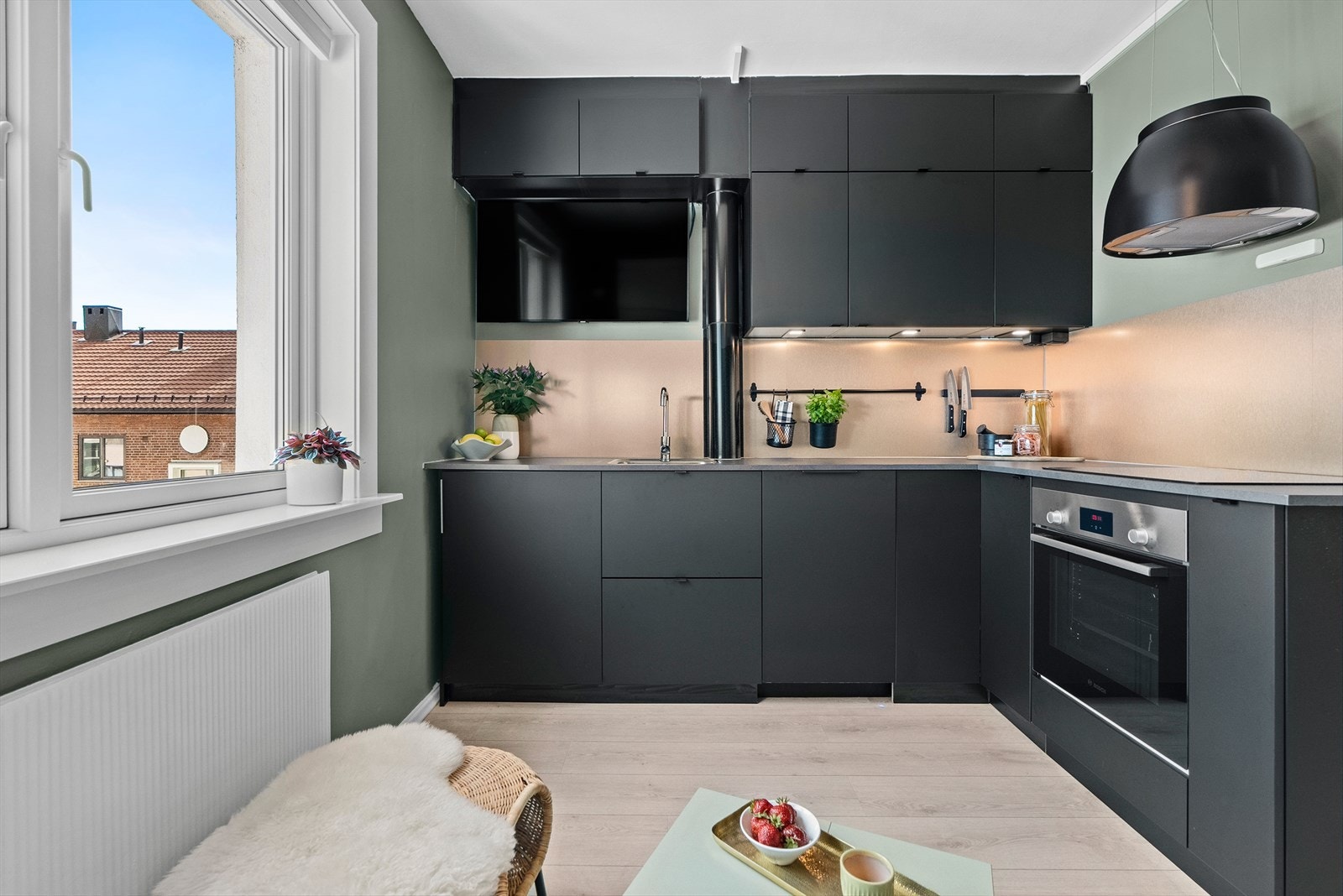 Moderne og stilrent Kvik-kjøkken fra 2022 med glatte fronter og laminert benkeplate. Galleribilde