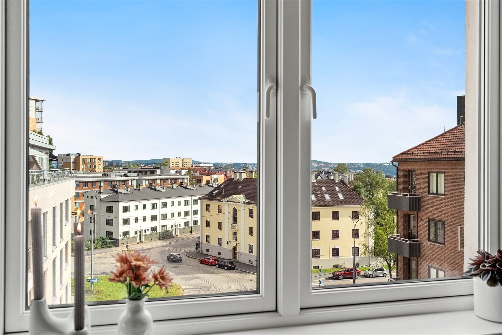 Leiligheten ligger høyt og fritt i byggets 6. etasje, med flott utsyn over nærområdet og god avstand til innsyn. Galleribilde