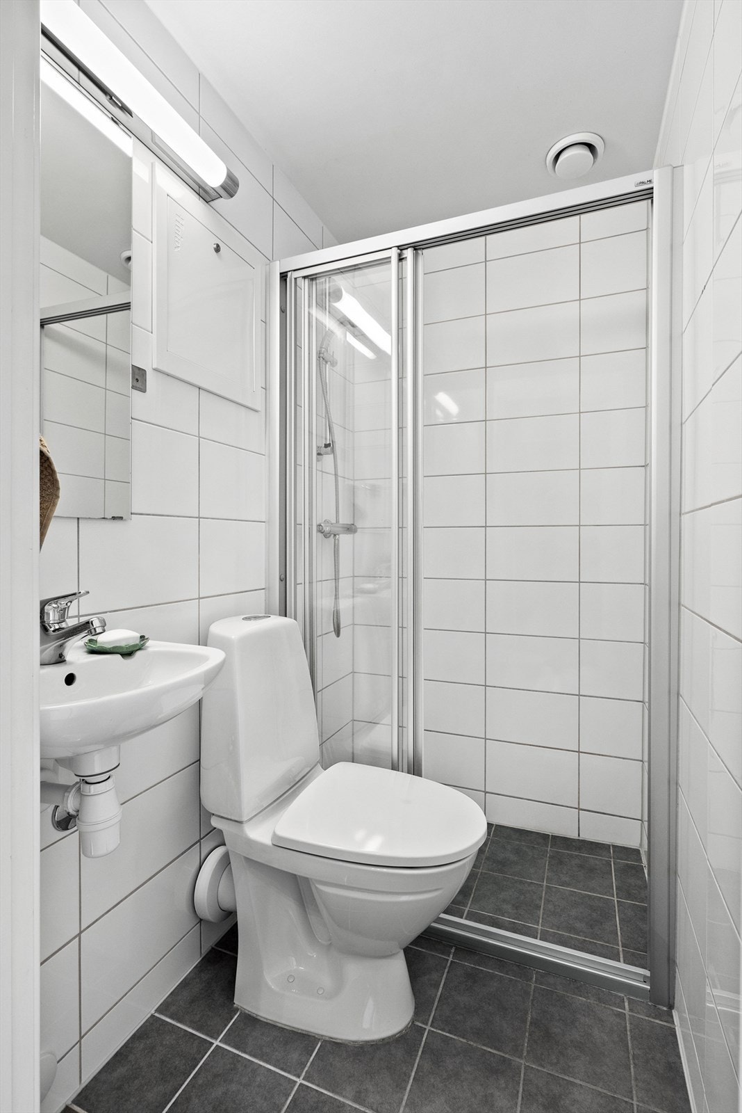 Delikat flislagt baderom fra 2014 med varmekabler i gulvet. Galleribilde