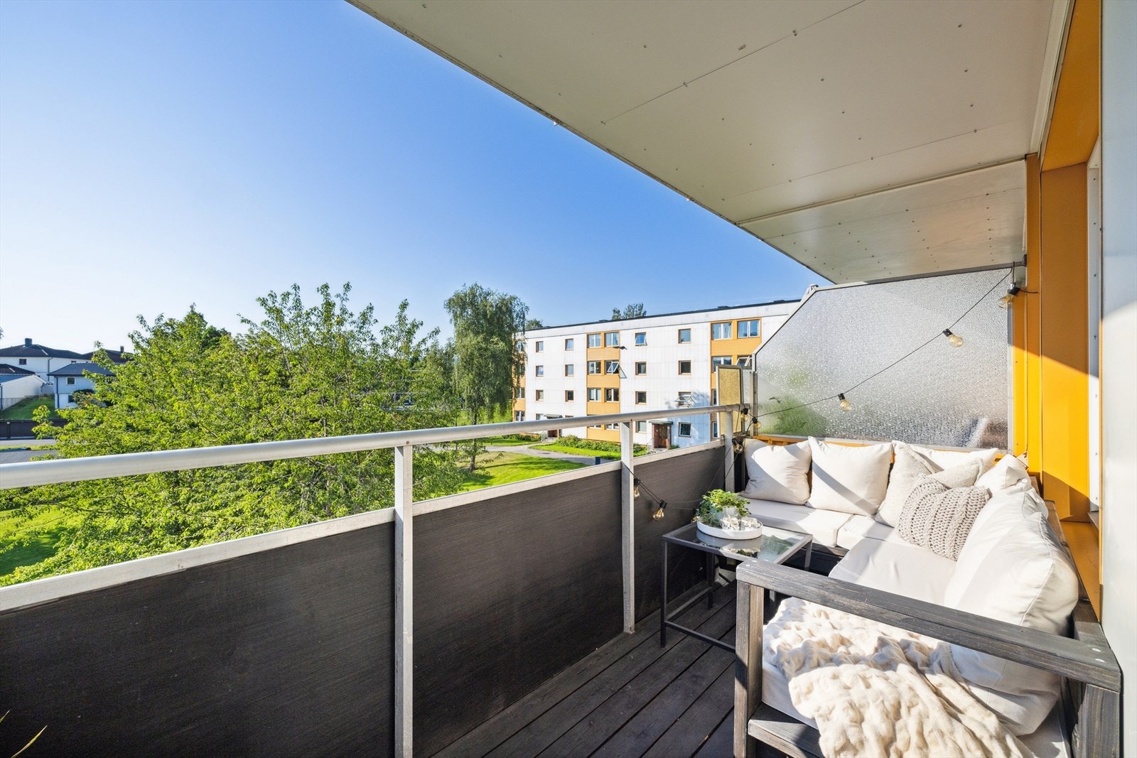 Fra stuen er det utgang til en sørøstvendt balkong på ca. 7 m², overdekket av tak. Galleribilde