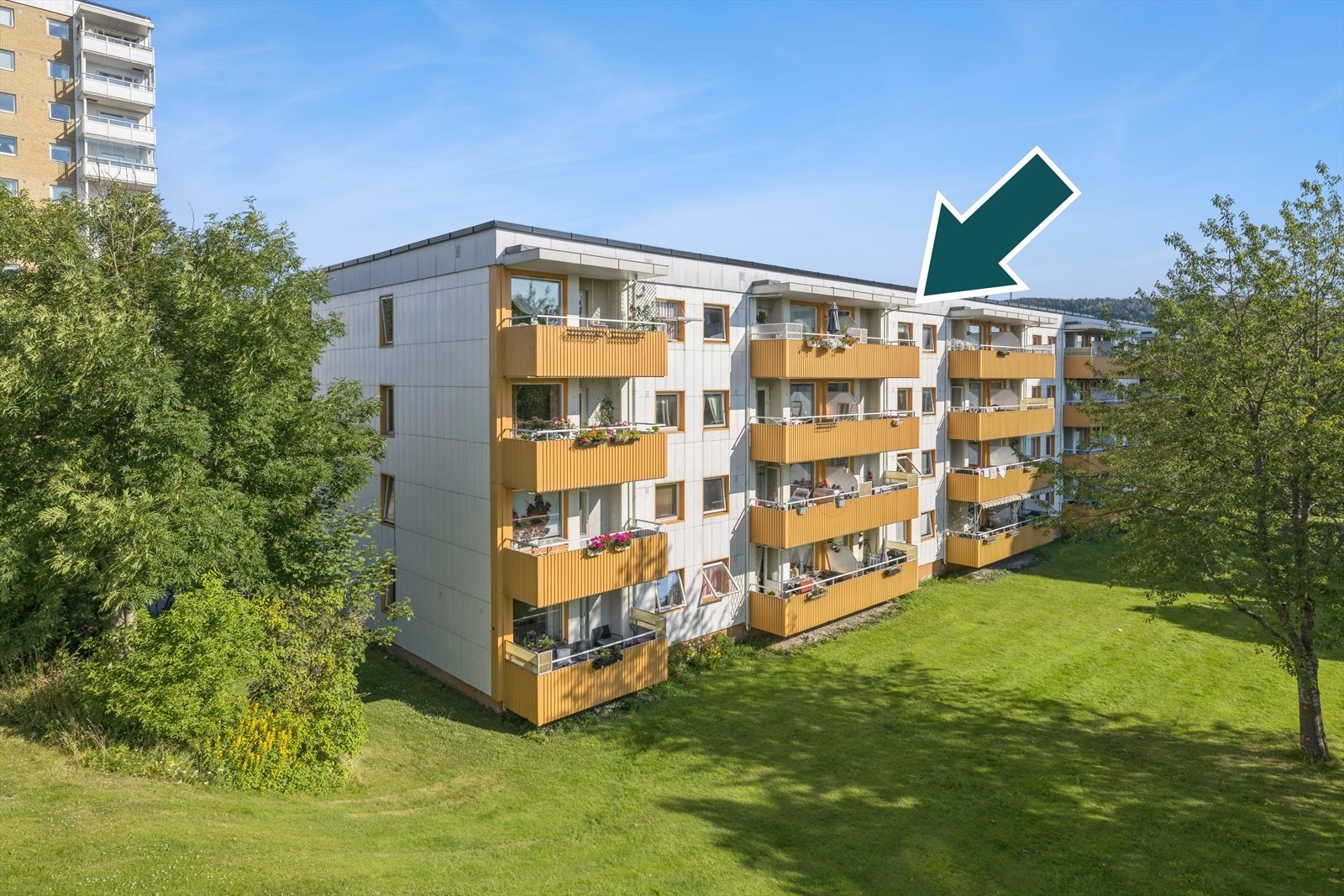 Beliggenheten i 4. etasje gir gode lysforhold, ingen innsyn og fine solforhold - ideelt for å nyte varme sommerdager. Galleribilde