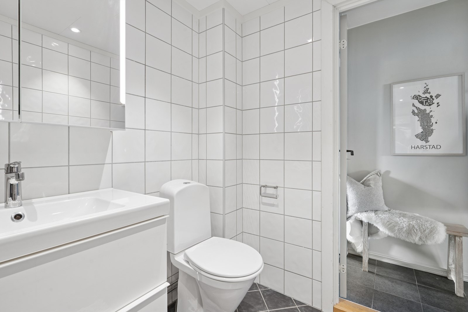 Servanten, speilskapet og klosettet ble byttet i 2018, mens himling og downlightsene ble byttet i 2021 i regi av borettslaget. Galleribilde