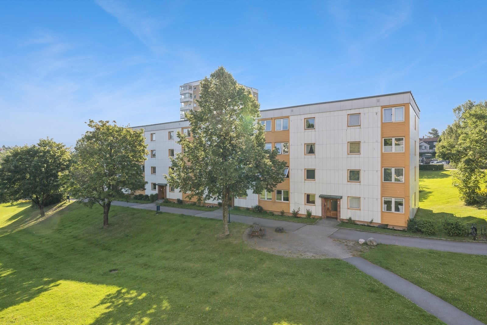 Her bor du med kort vei til offentlig transport, barnehager og skoler i alle trinn, shoppingtilbud, fine rekreasjonsområder samt marka. Galleribilde