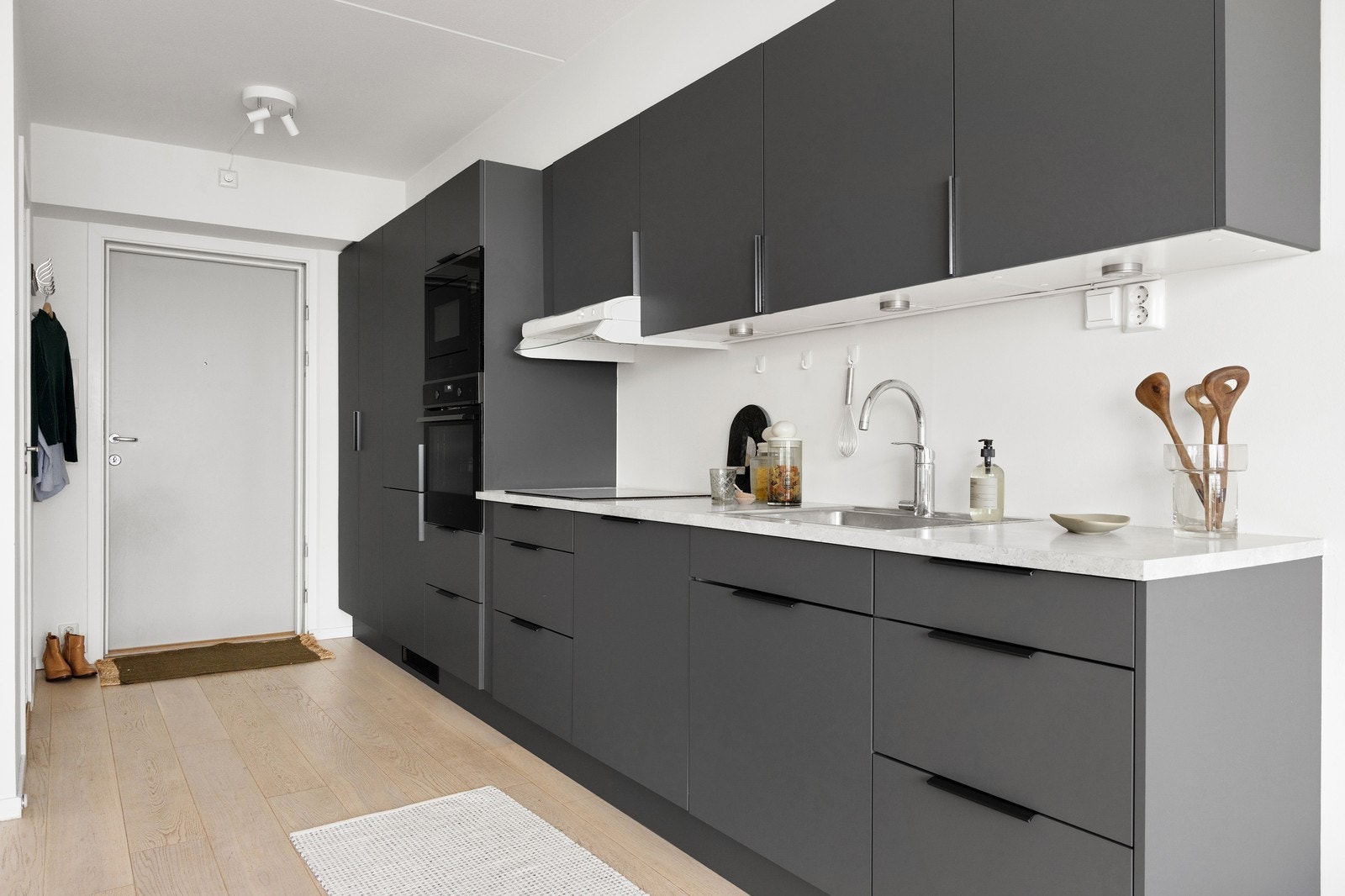 Innredning med glatte, folierte fronter og laminat benkeplate. Galleribilde