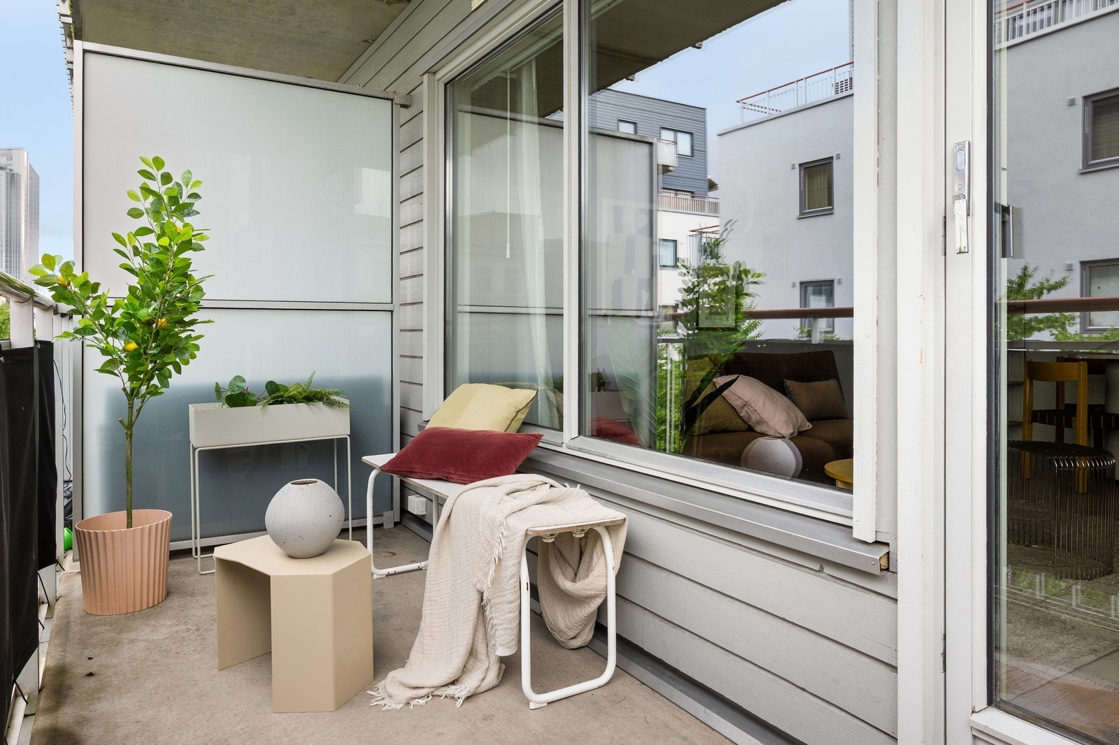 direkte utgang fra stuen til en overbygget balkong på ca. 5,6 m² Galleribilde