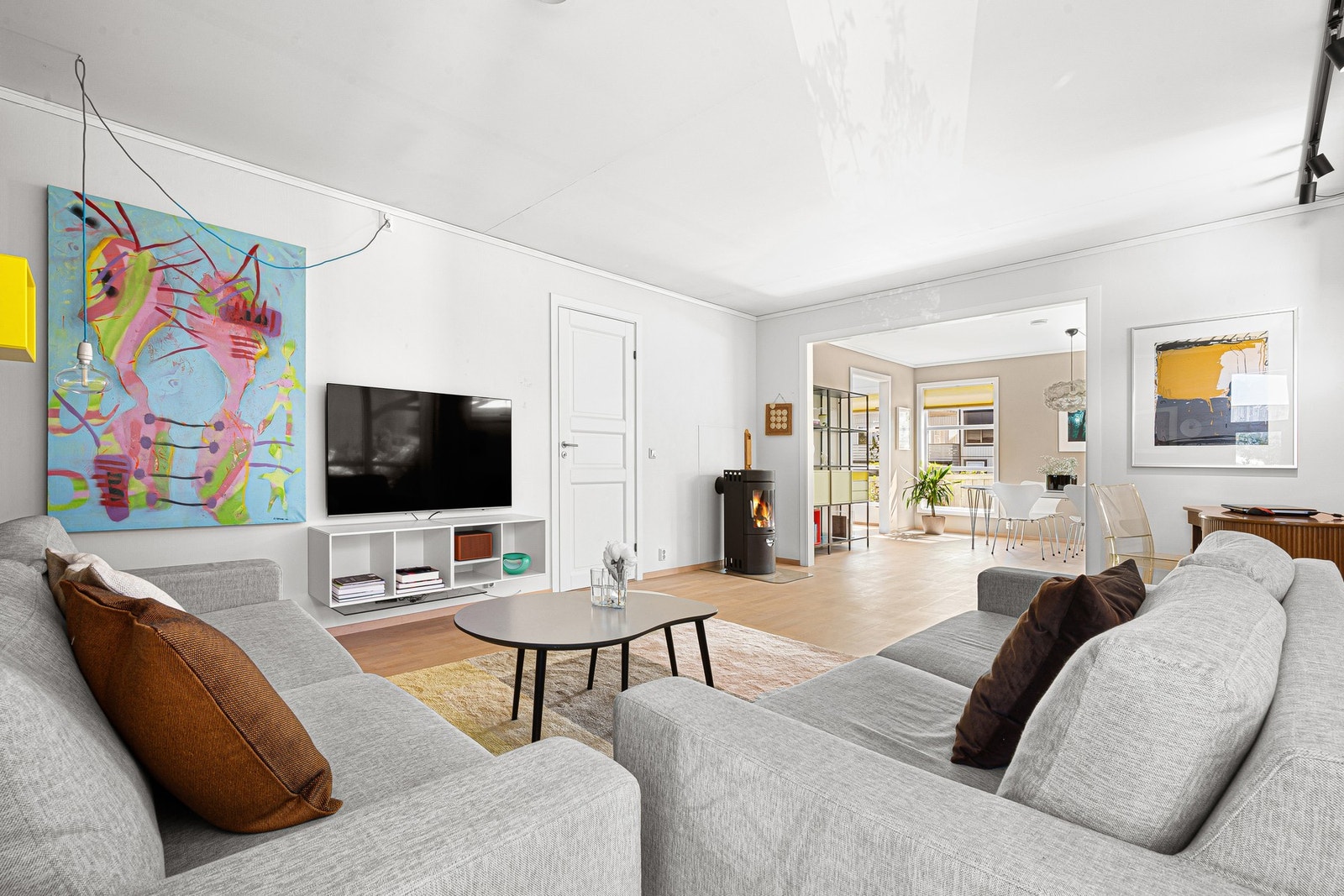 Boligen benytter seg av elektrisitet, varmepumpe og vedfyring som oppvarmingskilder. Varmepumpen ble installert i 2023. Galleribilde