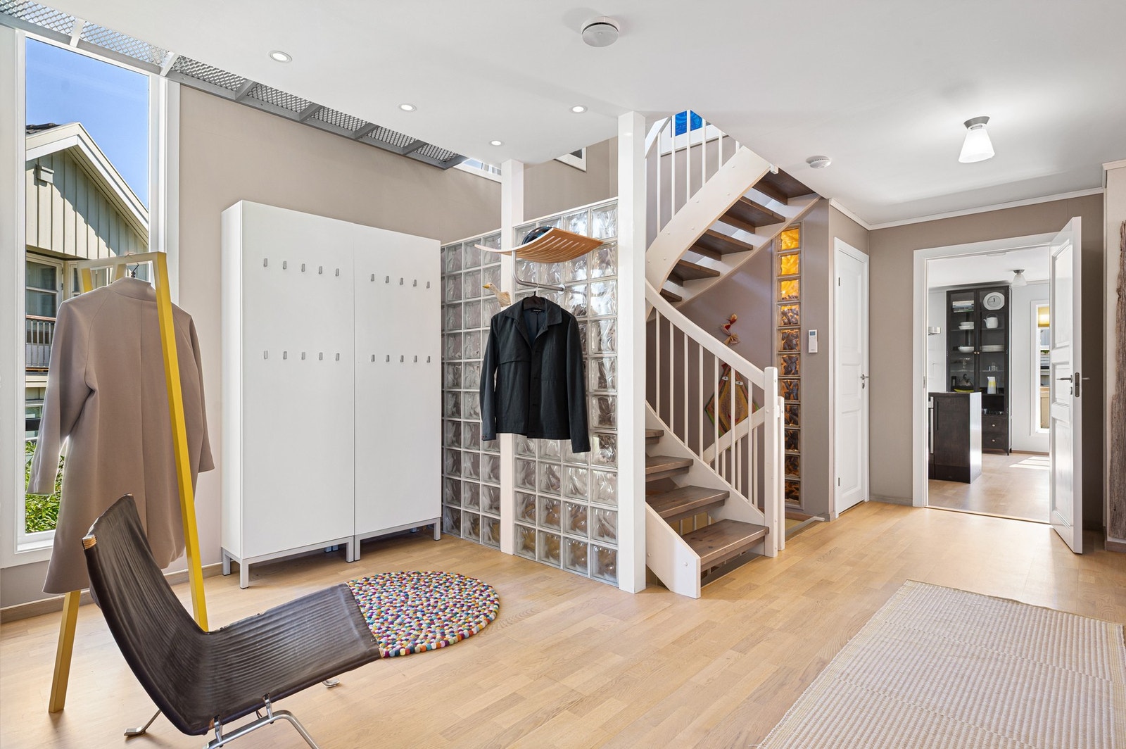 Romslig entré/gang på 19,9 kvm. Her er blant annet varmepumpen montert. Galleribilde