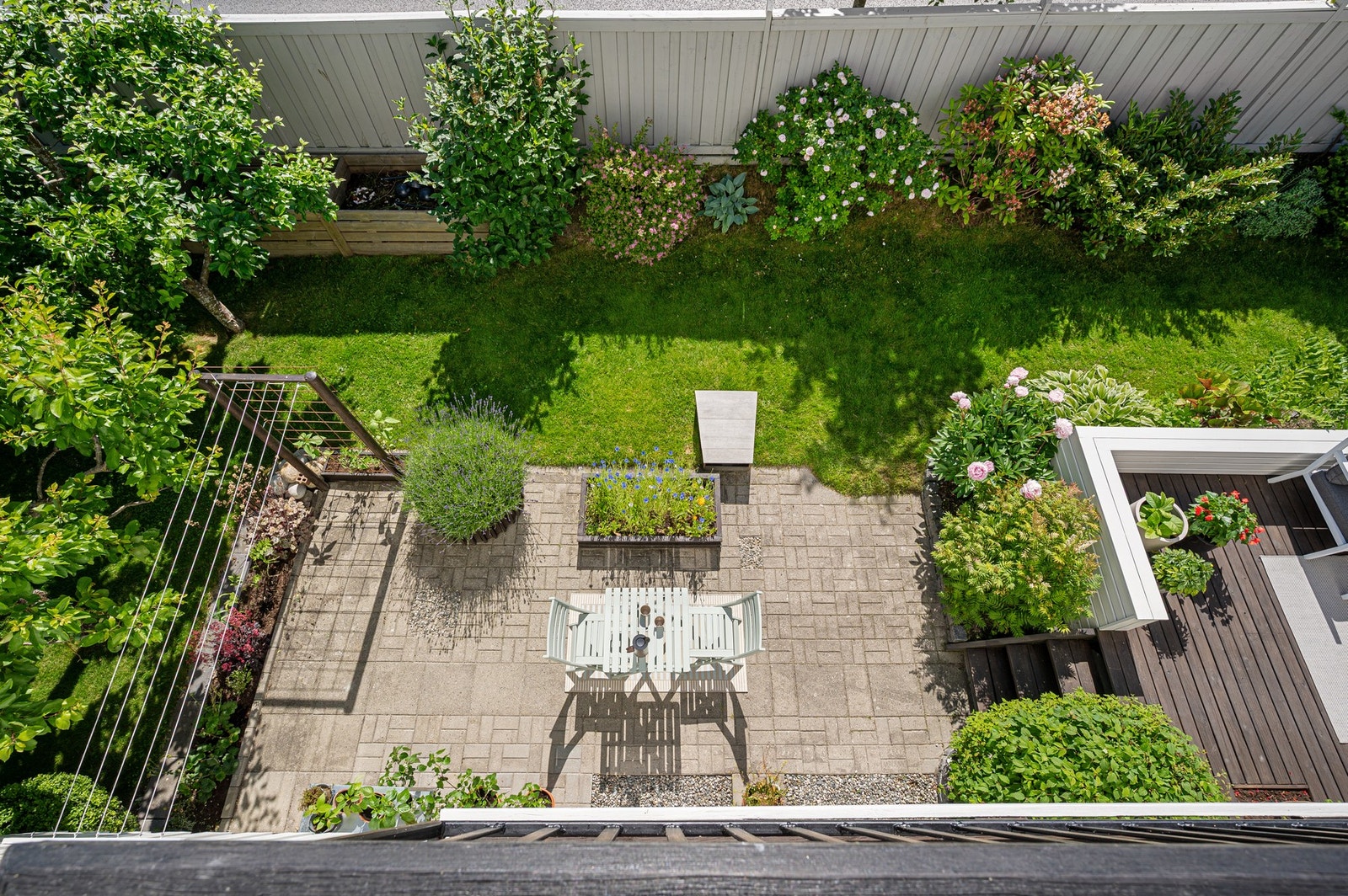 Her har man utsikt ned mot den flotte og velstelte hagen. Galleribilde