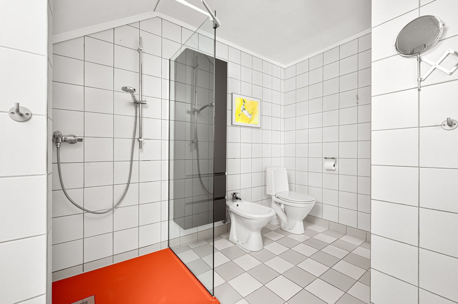 Lyst og pent flislagt bad på 7 kvm. Galleribilde