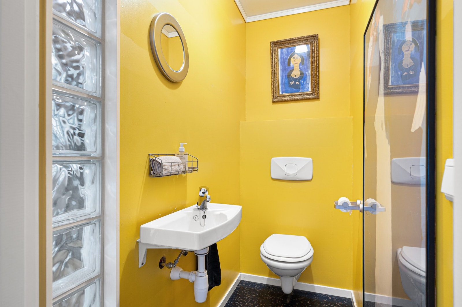 Praktisk toalettrom på 1,7 kvm. Galleribilde