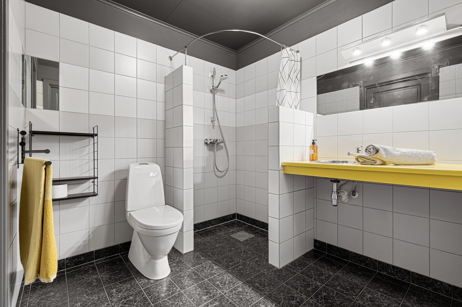 Rom opprinnelig godkjent som badstue/toalett benyttes i dag som bad. Badet har også tilknytning til en praktisk bod på 2,9 kvm. Galleribilde