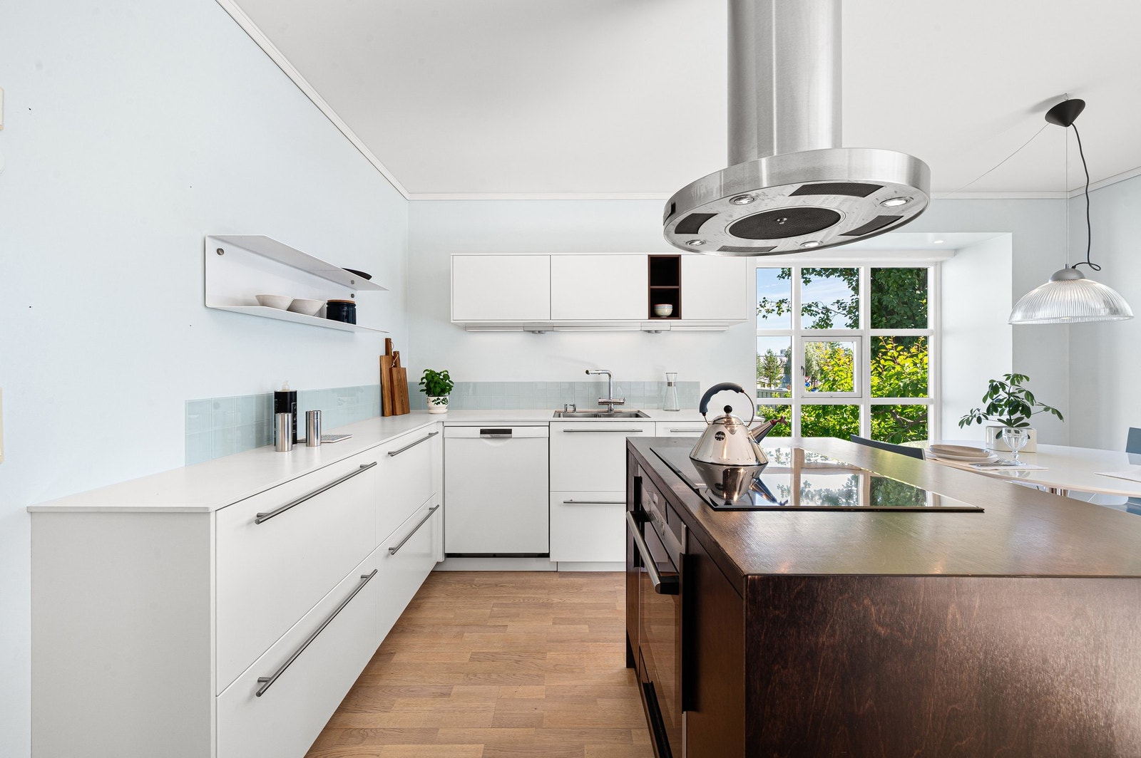 Her er det rikelig med skap og benkeplass. Kjøkkeninnredning med plane fronter og laminerte benkeplater. Galleribilde