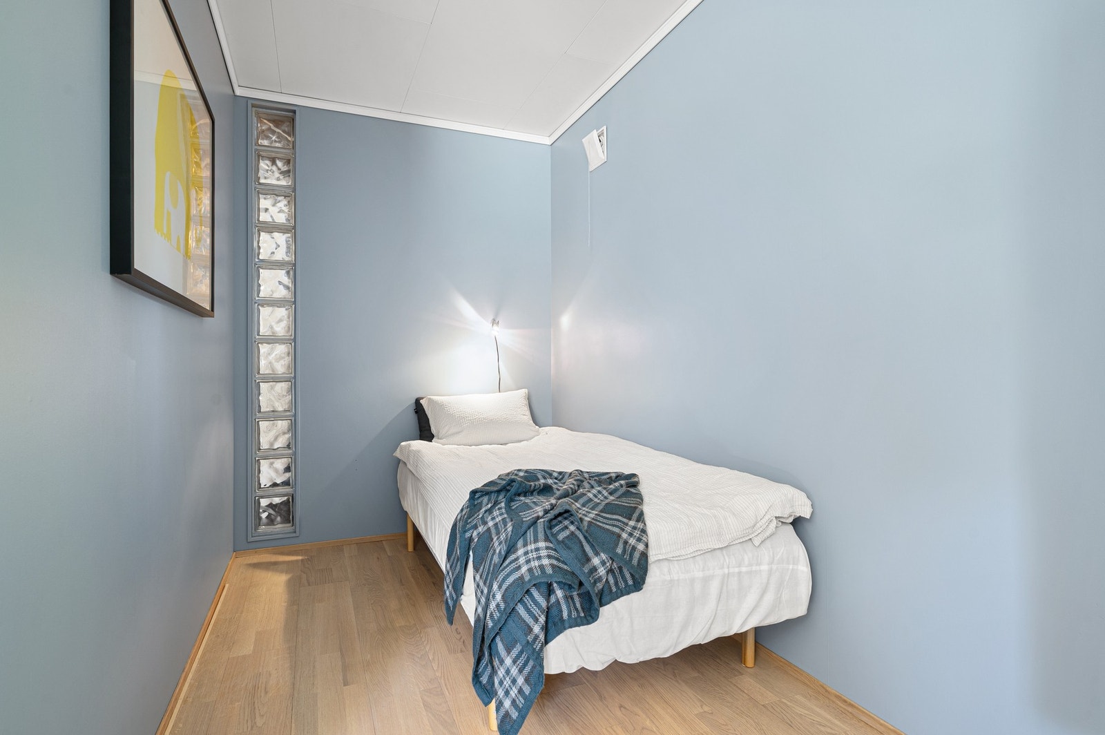 God plass til seng med tilhørende møblement. Galleribilde