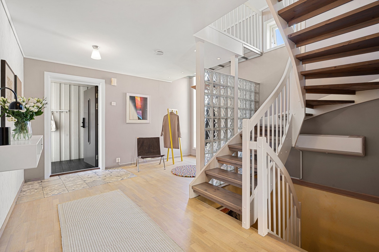 Deler av gangen ved inngangspartiet er flislagt. Downlights i gang ble byttet i 2025. Galleribilde