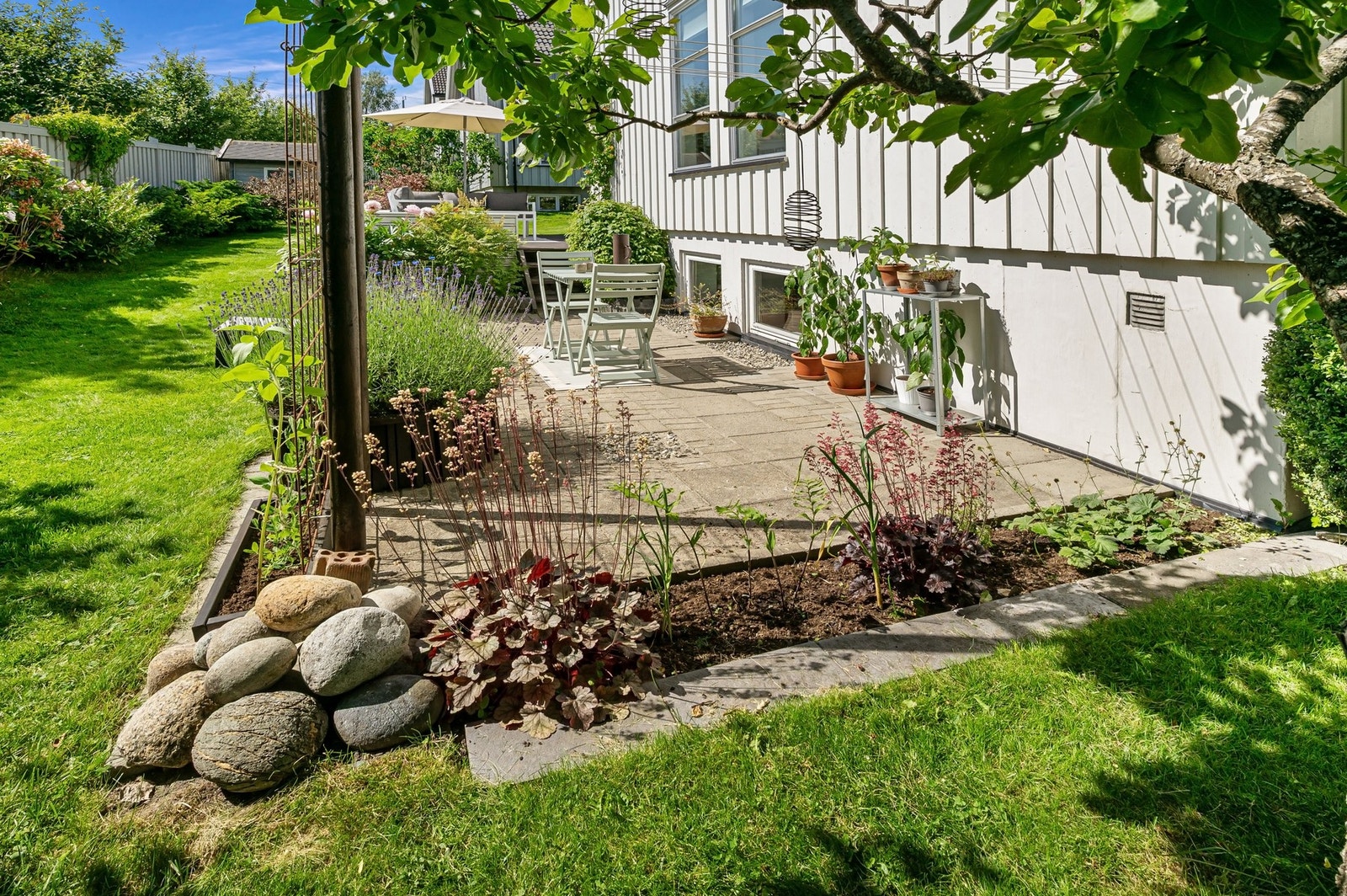 Nydelig hage rundt huset med ypperlige solforhold. Galleribilde
