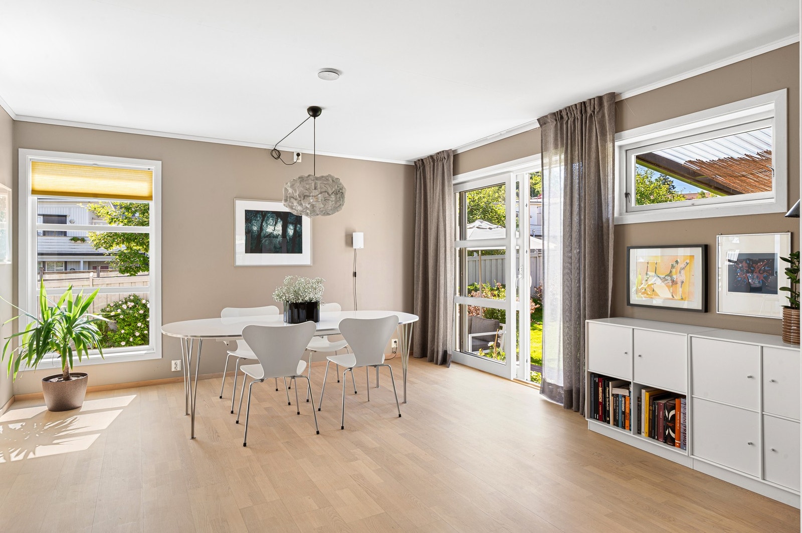 Boligens vinduer er fra byggeår og har fått TG1 av takstmann. Terrassedøren ble skiftet i 2021. Galleribilde