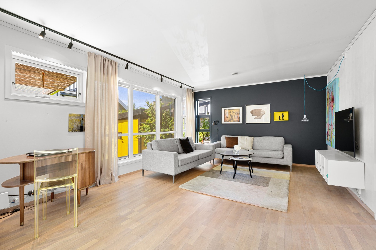 Romslig stue på 22,9 kvm. Her er det god plass til ønsket møblering. Foto: Krokstad & Nervik, (Jens Martin) Galleribilde