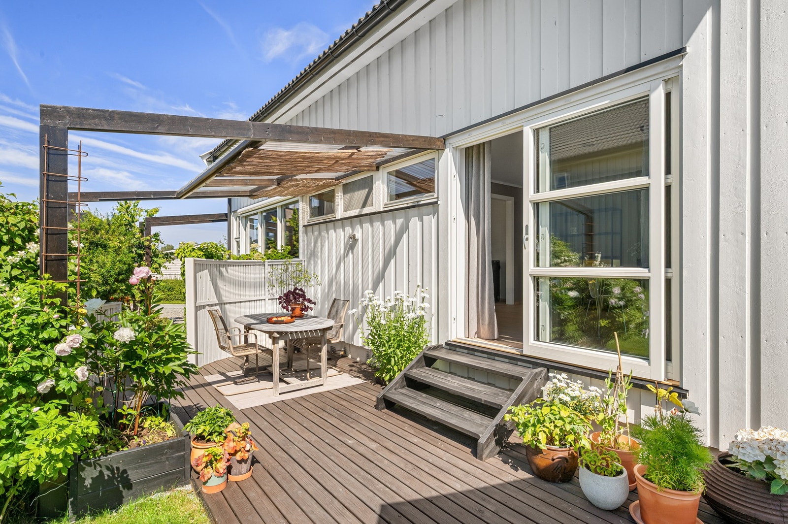 Fra stuen kommer man direkte ut til en lekker terrasse på 25 kvm med rom for flere sittegrupper. Galleribilde