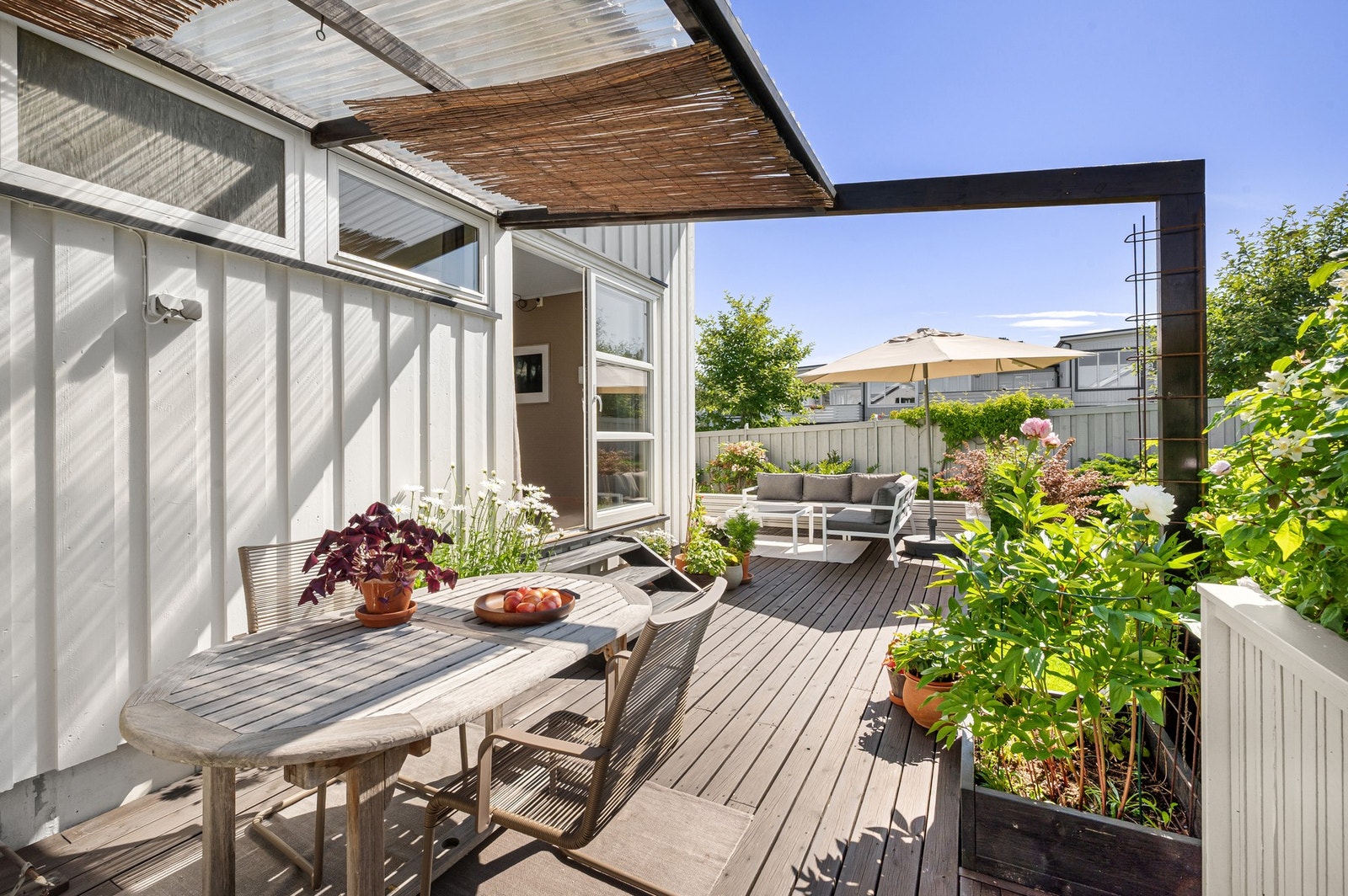 Terrassen er på 25 kvm med gode muligheter for ønsket utemøblering. Galleribilde