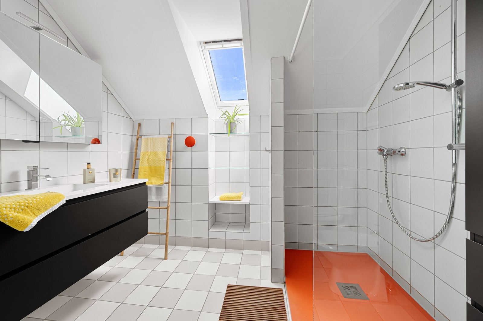 Badet er innredet med dusjhjørne, gulvmontert toalett, bidé og baderomsinnredning med servant med underskap og speil. Galleribilde