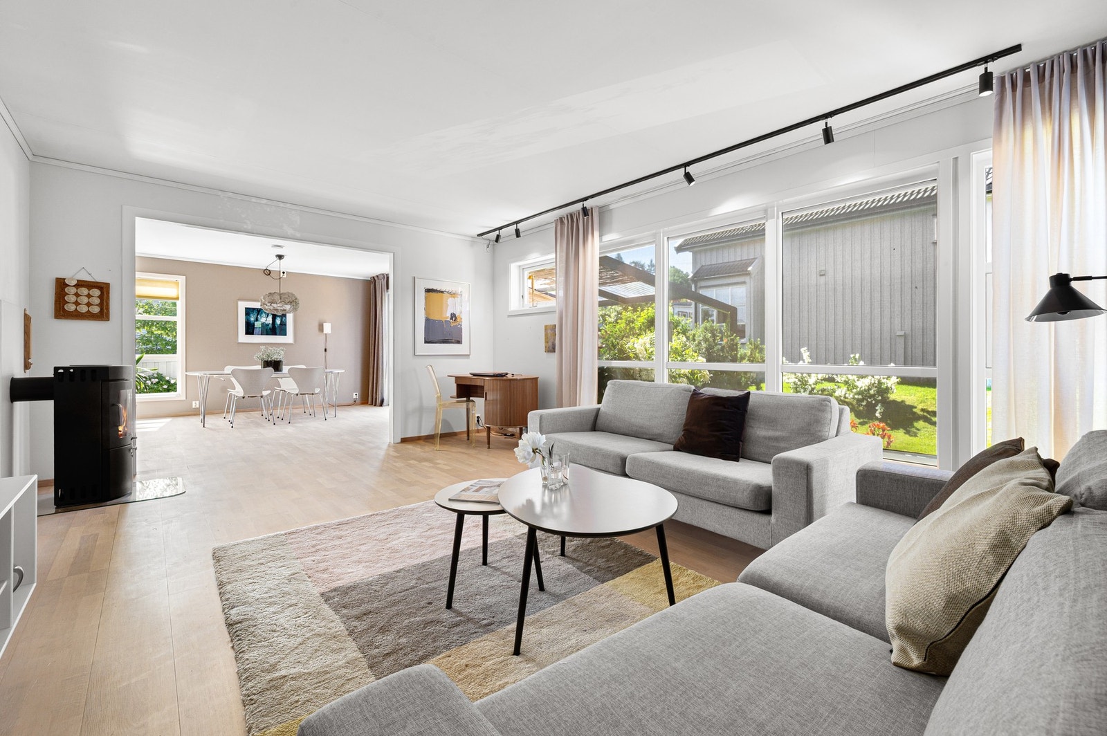 Her er det parkett på gulv og malte flater på vegger. Galleribilde