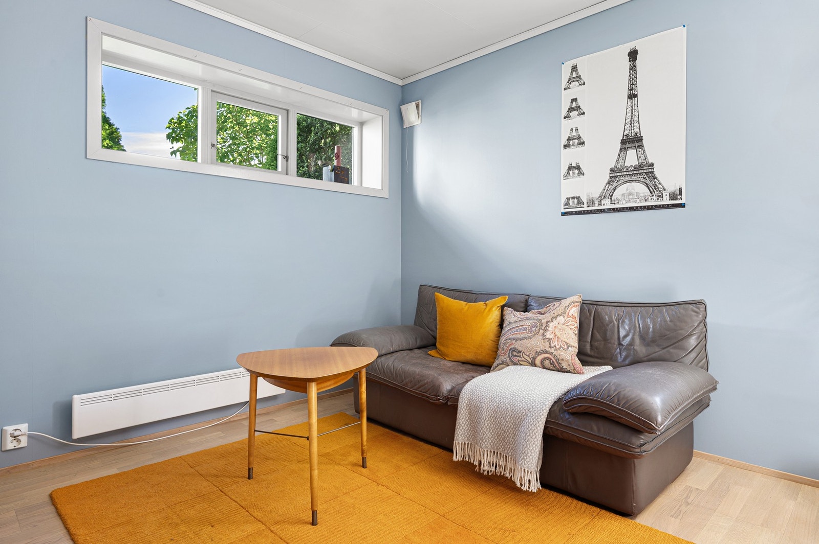 Det er montert vedovn i gang i kjeller. Her er også sotluke plassert. Galleribilde