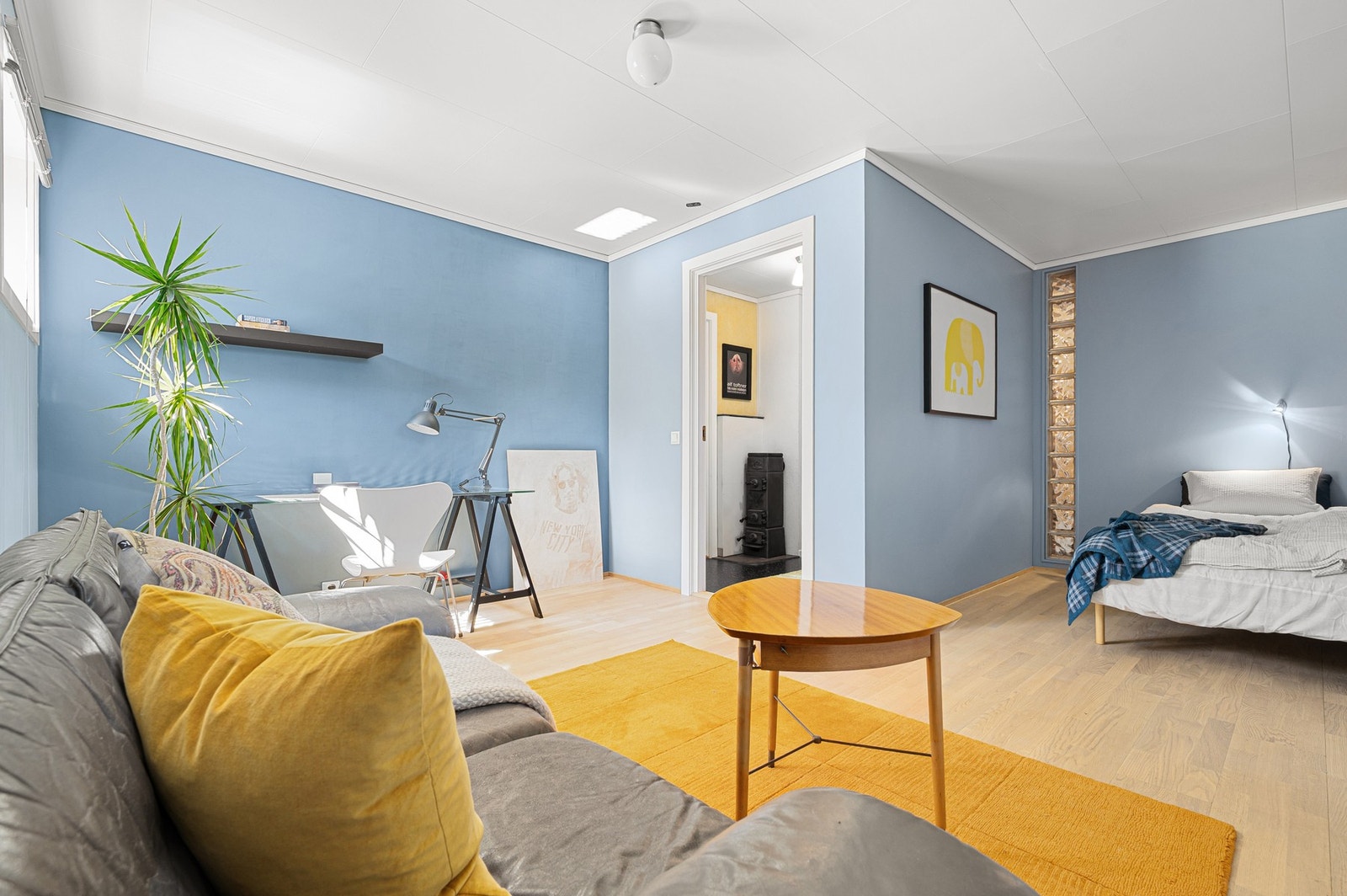 Disponibelt rom (benyttes som kjellerstue, men tilfredsstiller ikke kravene til varig opphold) på 15,6 kvm. Galleribilde