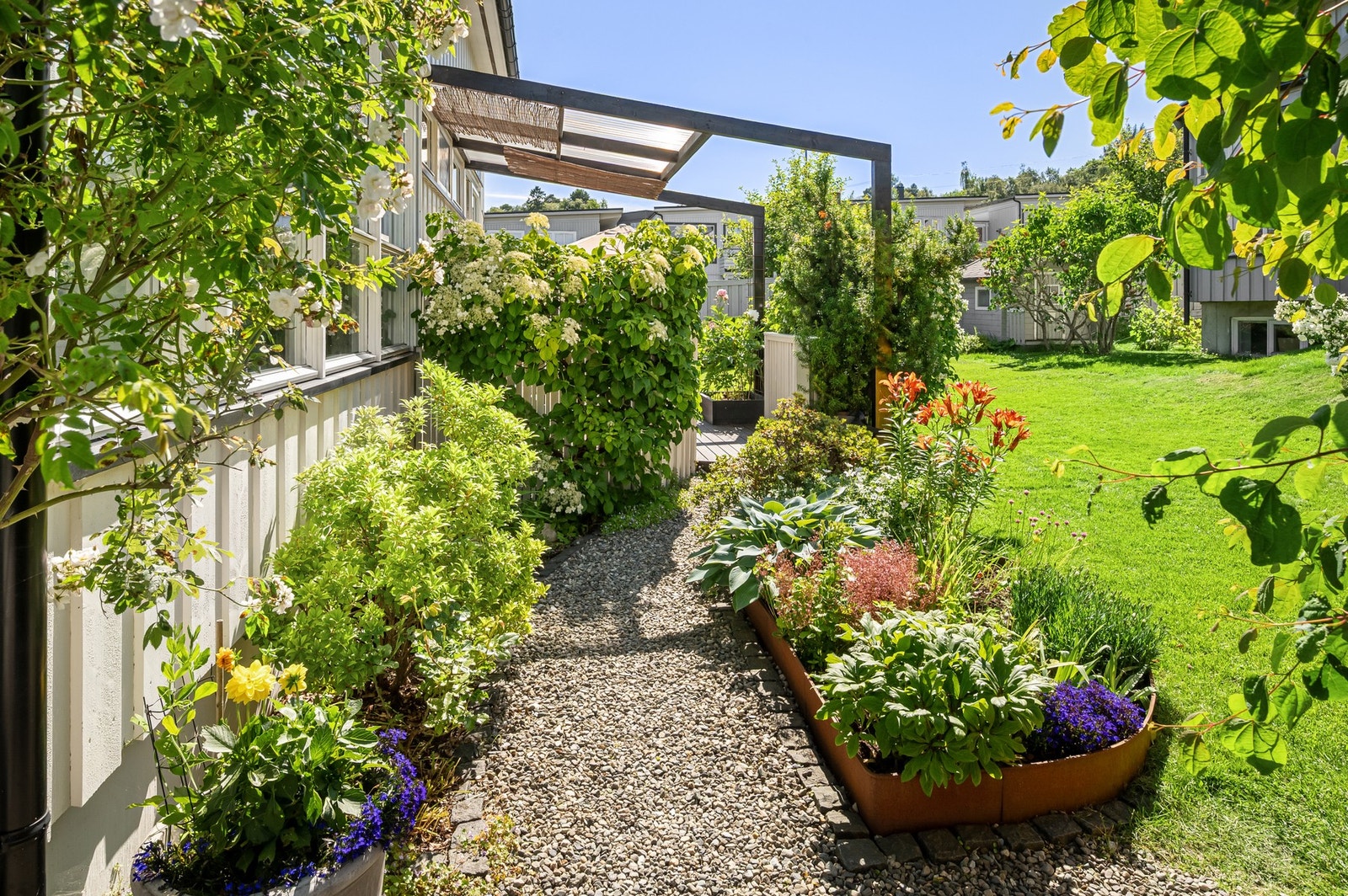 I hagen er det plantet et solid utvalg av blomster, busker og trær. Galleribilde