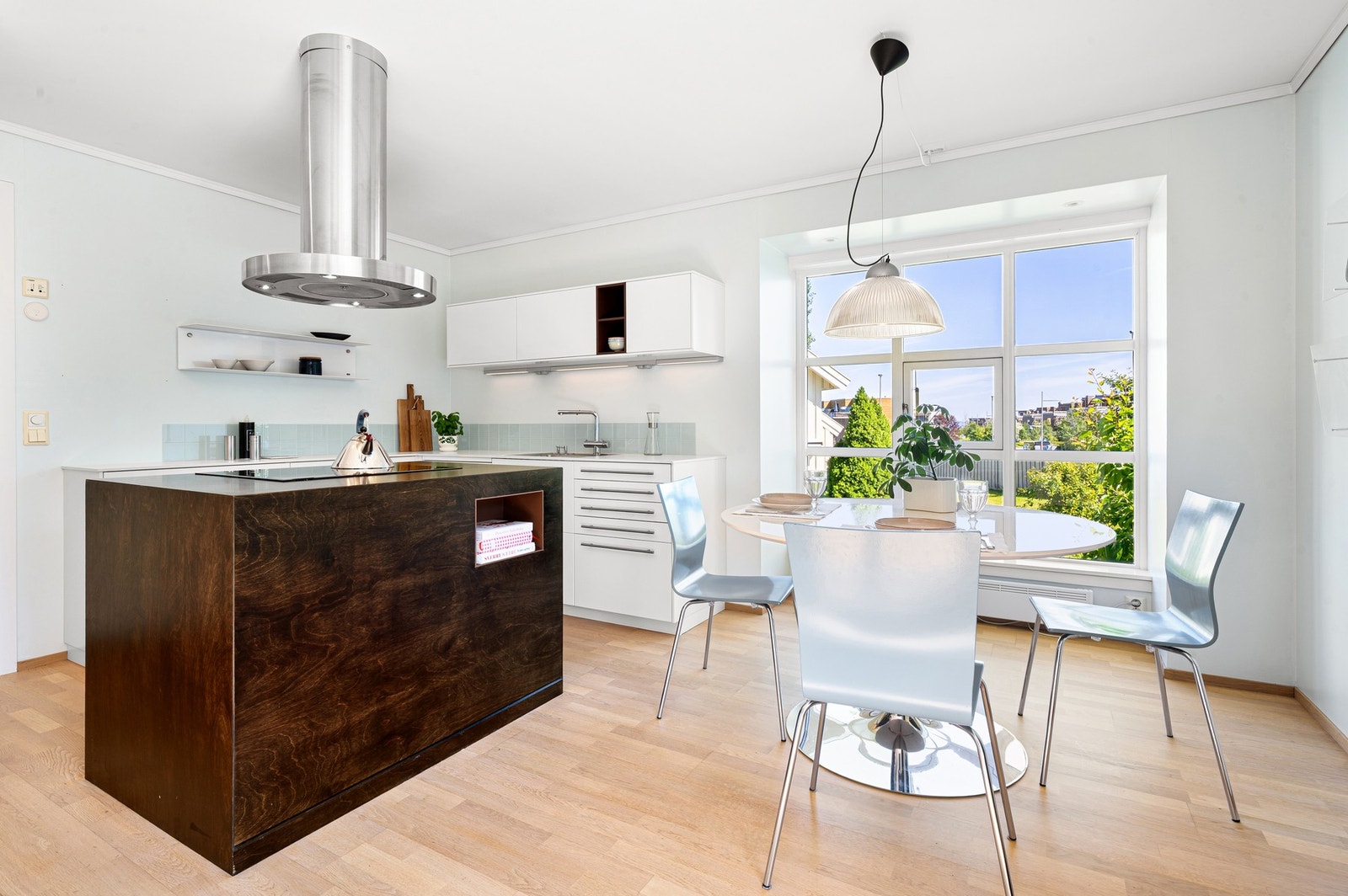 Det medfølger integrert platetopp, stekeovn og kjøleskap. Galleribilde