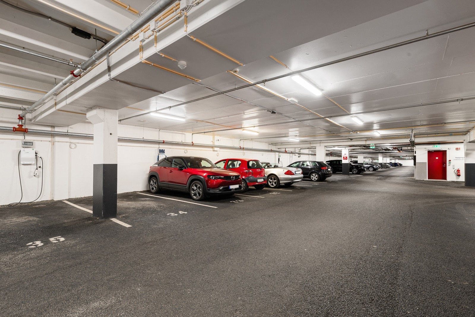 Fast parkeringsplass i lukket anlegg. Galleribilde