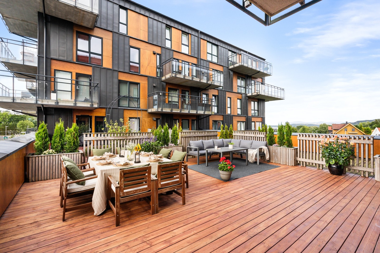 Terrassen er på hele 56 kvm. Galleribilde