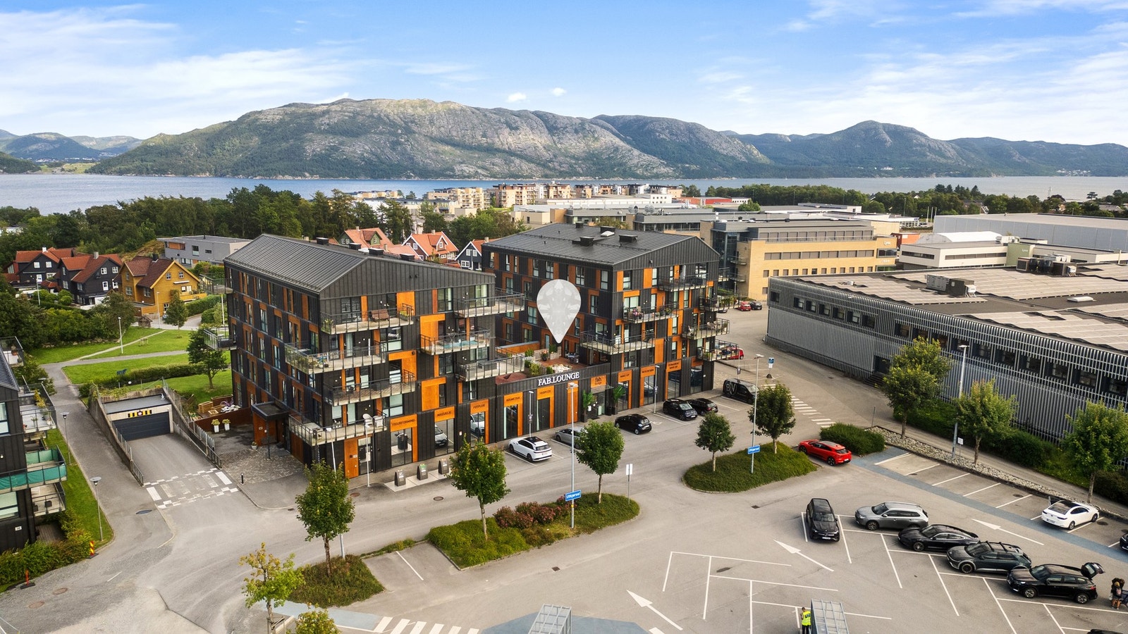 I tillegg til at du har de fleste fasiliteter i gåavstand fra leiligheten, er det også kort vei til sjø, strand og turområder. Galleribilde