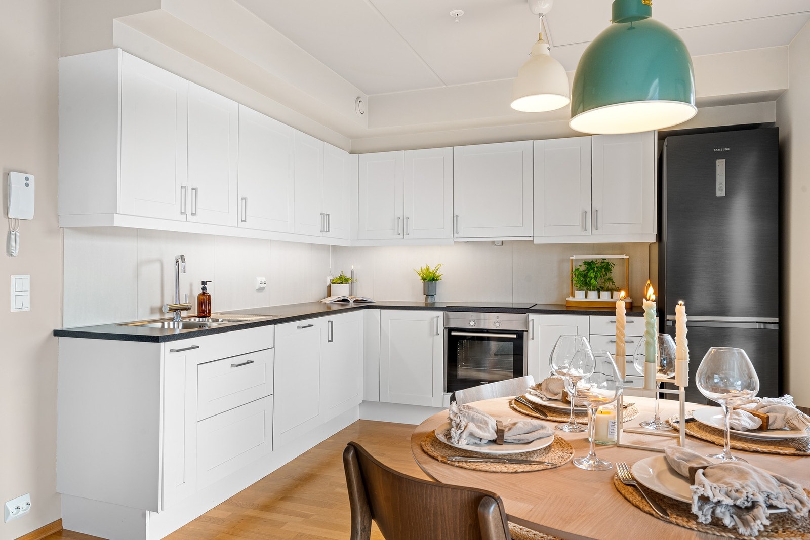 Praktisk kjøkken med god skap- og benkeplass. Galleribilde