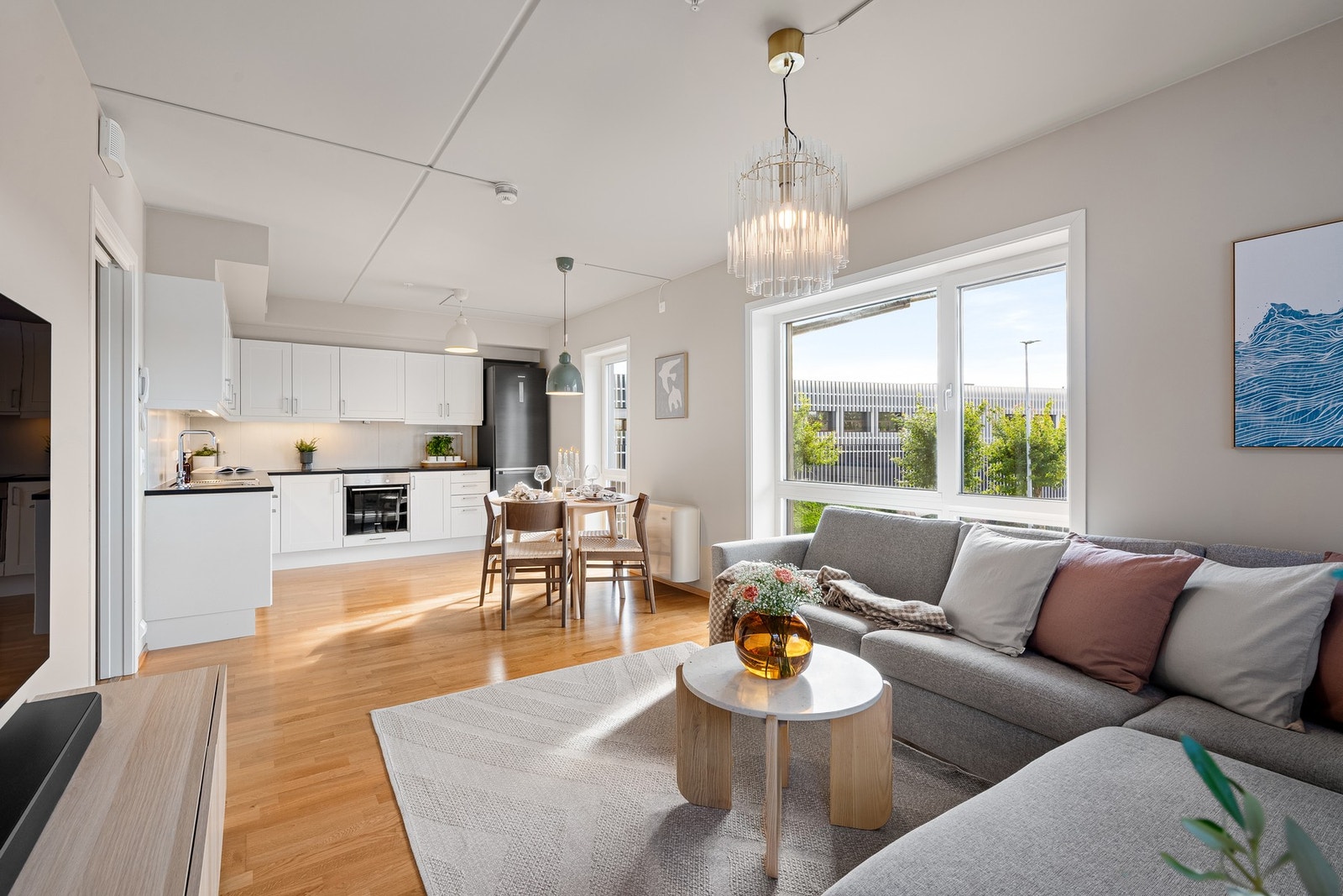 Vindusflater i to himmelretninger slipper inn rikelig med lys. Galleribilde