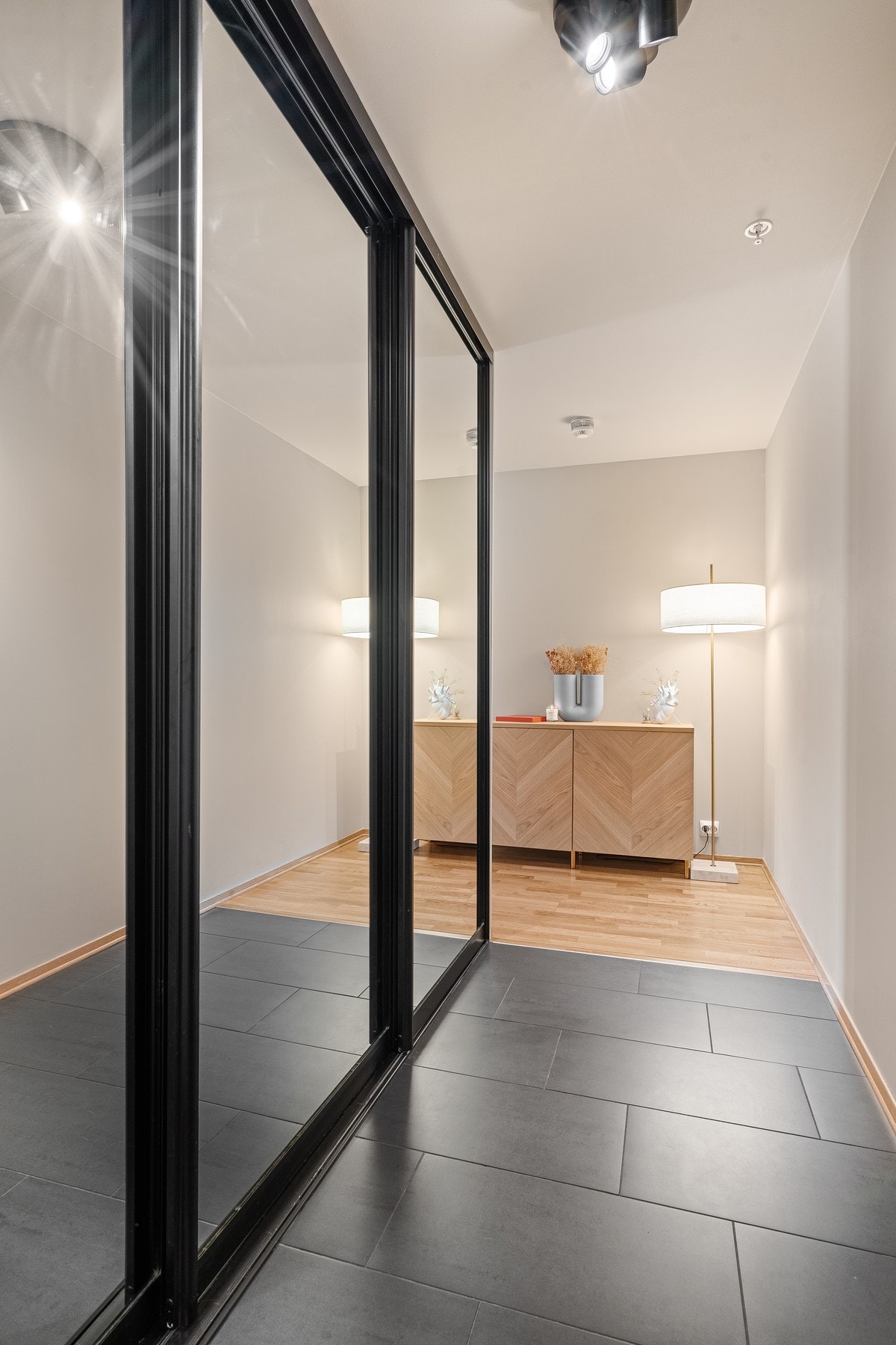 I gangen er det også rikelig med skapplass i skyvedørsgarderobe. Galleribilde