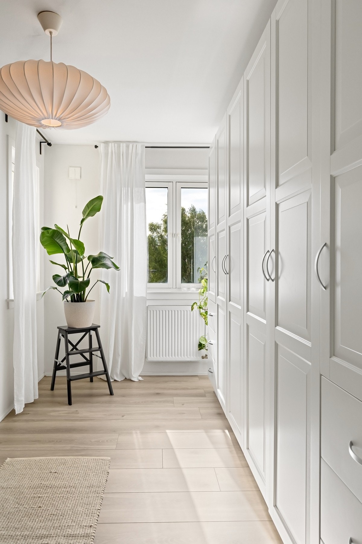 Stort garderobeskap med mye oppbevaringsplass. Galleribilde