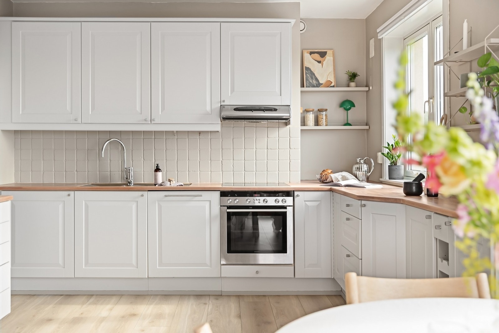 Stilrent kjøkken med profilerte fronter og heltre benkeplate. Galleribilde