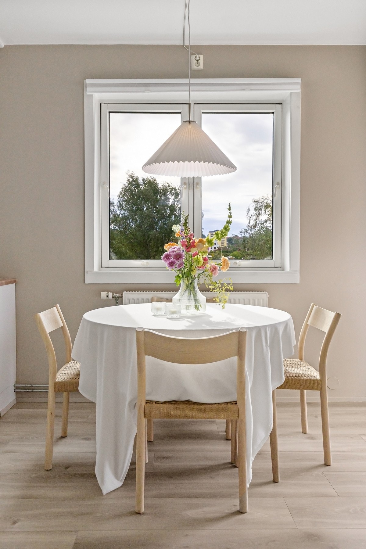 Store vindusflater sørger for godt med lysinnslipp og en luftig romfølelse. Galleribilde